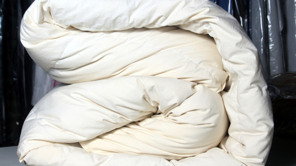 Renkli pamuklu yorgan, Sivas’ta temizlenmiş ve serilmiş şekilde görüntüleniyor